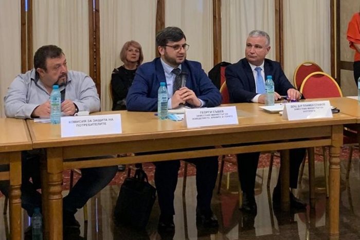 Заместник-министърът на земеделието, храните и горите Георги Събев (по средата) по време на изнесено заседание на Националния съвет по туризъм в Сливен Снимка: МЗХГ