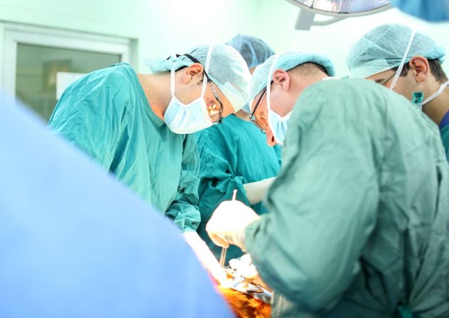 Екипът работи съсредоточено по време на трансплантацията.