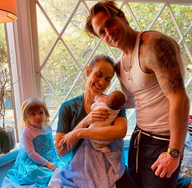 Камерън Дъглас публикува в Инстаграм своя снимка с половинката си, 3-годишната им дъщеря Луа Изи и новороденото момченце 