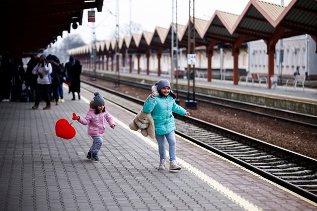 Малки деца играят на гарата в полския град Пшемисъл след бягството си от руската инвазия.