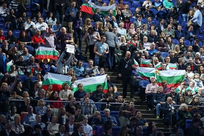 Българските знамена са стотици в залата