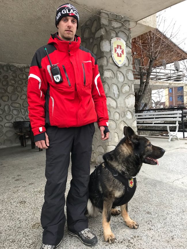 Планинският спасител от Банско Атанас Уков с кучето Норд, което намери затрупата от лавина Ния.