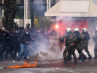 41 задържани и 9 ранени при сблъсъци между протестиращи и полицията в Атина (Снимки)