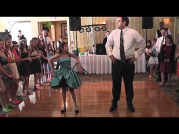 Вижте вълнуващия танц на баща и дъщеря (видео)
