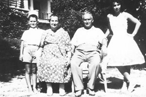 Мара Малеева и Тодор Живков заедно с децата си Людмила и Владимир