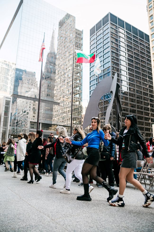 Българско хоро в Чикаго, след като за 18-а година трибагреникът бе издигнат на площад “Дейли плаза” по случай 3 март.