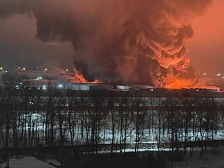 Потушен е пожарът в цехa за aцетон в руската Ленинградска област (Видео)