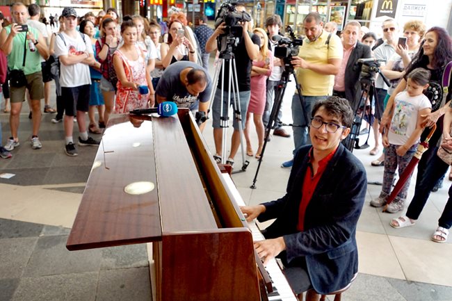 Венсан Винел събра огромна публика с импровизациите си на пиано.  СНИМКИ: ДЕСИСЛАВА КУЛЕЛИЕВА