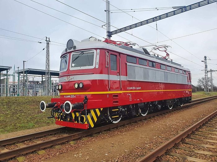 Изцяло обновеният електрически локомотив 44 205 вече обслужва бързи влакове по железопътната мрежа в страната Снимки: БДЖ