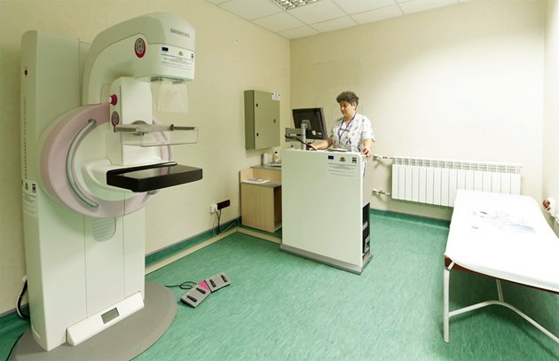 Старши рентгенов лаборант Мима Митева е един от най-авторитетните специалисти в областната болница.