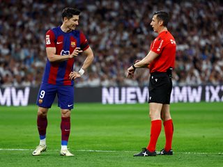 Публикуваха разговорът между рефера и ВАР при ситуацията на "Реал" - "Барса" с топката на голлинията