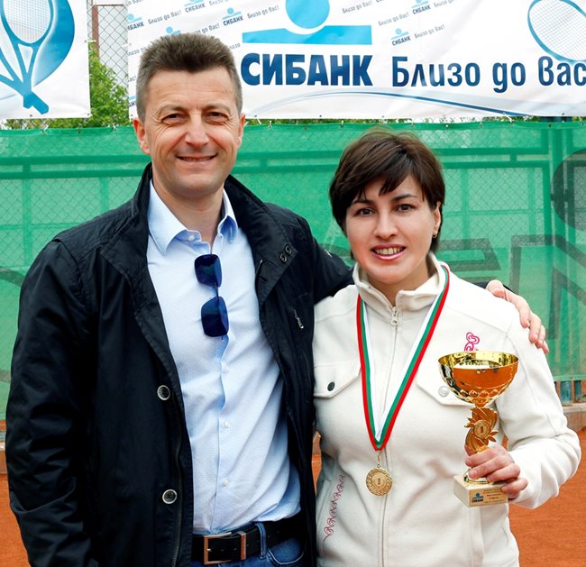 Петър Андронов връчва наградата на Десислава Кулелиева.