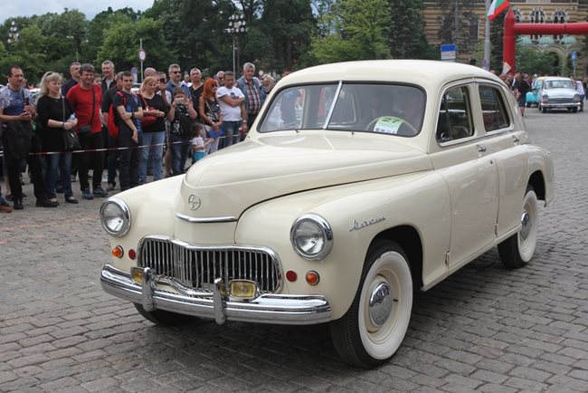 Първи при източноевропейските автомобили стана “Варшава”, произведен през 1956 г.