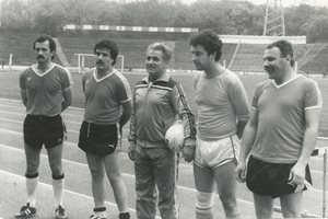 На мач с легенди във футбола и журналистиката - в средата е незабравимият Иван Колев, крайният вдясно - Калин Катев от радиото, а крайният вляво - дългогодишният кореспондент на телевизията в Испания Андрей Демирев.