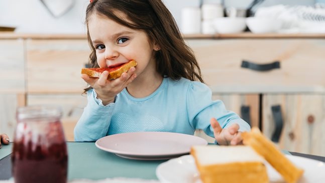 10 грешки в храненето на детето, които родителите допускат