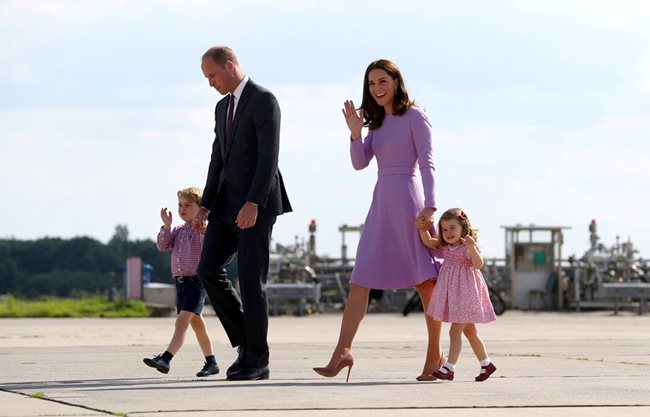 Принц Уилям и съпругата му Кейт Мидълтън с принц Джордж и принцеса Шарлот