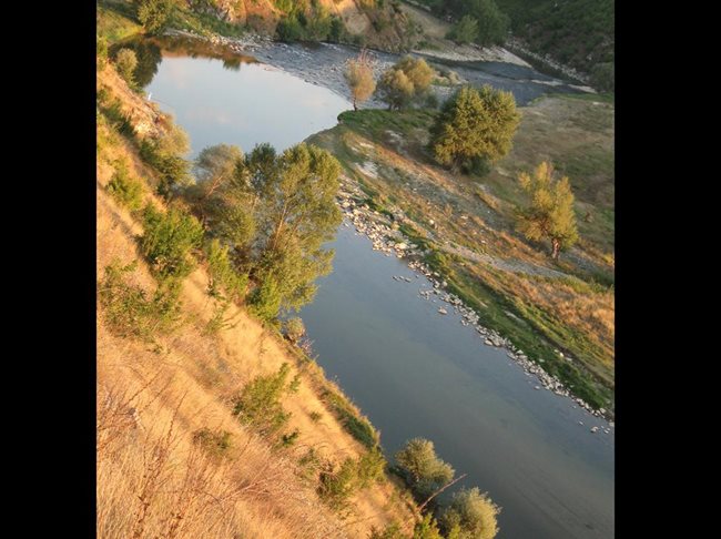 Река Места сякаш разсича с небосносиния си цвят планината. Страхотна гледка. 
Димана Алева, Монтана
[dimina@abv.bg]