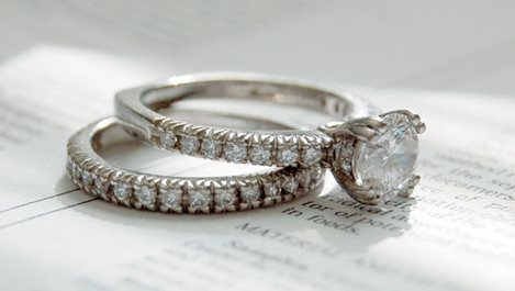Защо се предлага брак с диамантен пръстен?