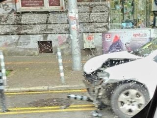 Кола се заби челно в колчетата на новата велоалея в центъра на София (Снимки)