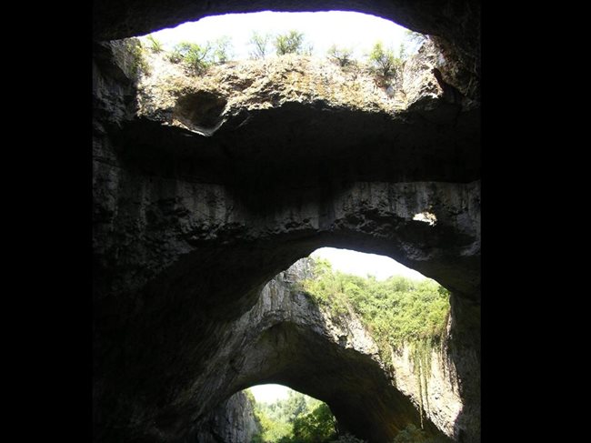 Изпращам снимка от Деветашката пещера - потайно и красиво. Наистина си заслужава да се посети.
Христина Генова
[inetu_95@abv.bg]