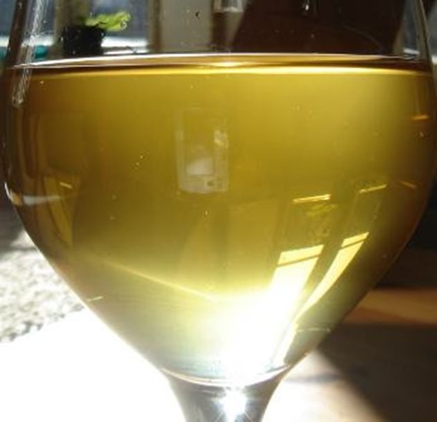 Ензимното покафеняване при бялото вино е нерядко явление
