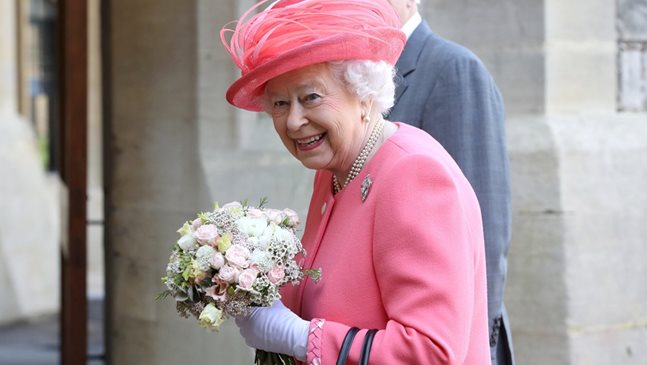 Кралица Елизабет Втора посети новородения си правнук принц Луи