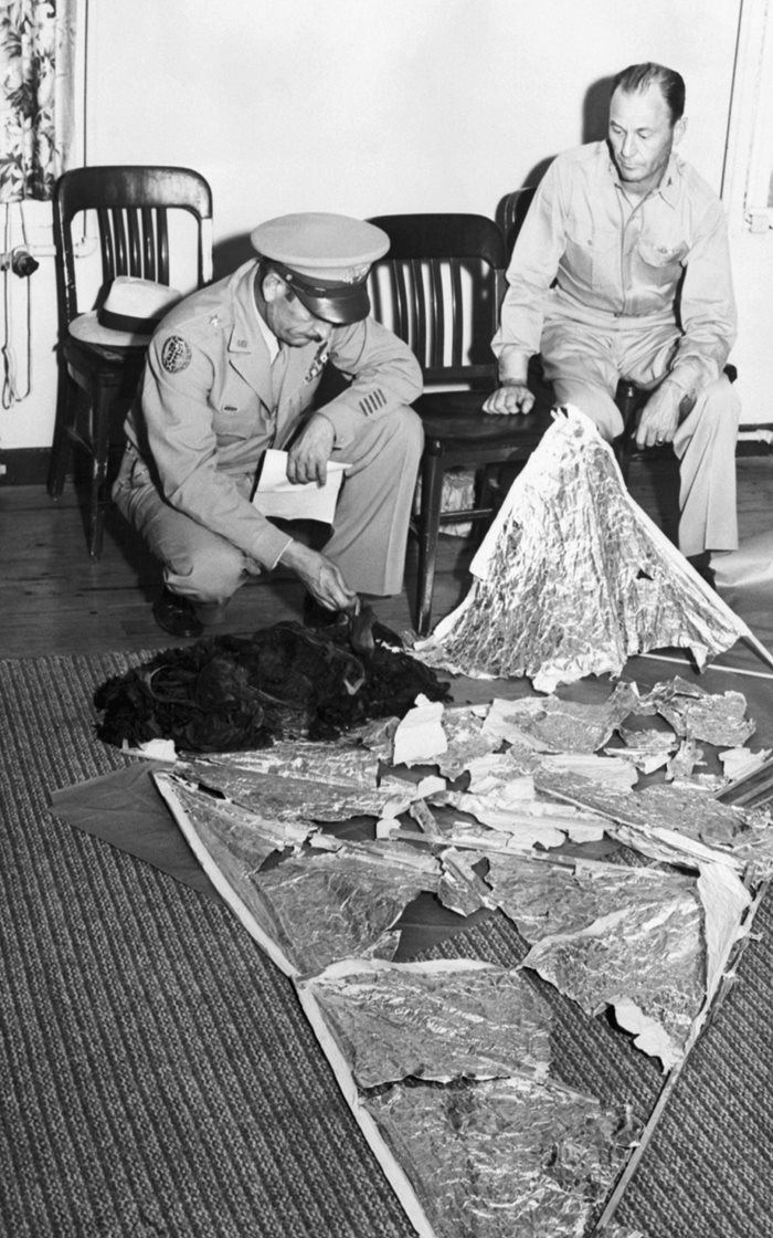 Форт Уърт, 8 юли 1947 г. Бригаден генерал Роджър М. Рами (вляво), командващ Осма част във военновъздушните сили и началник-щаба полк. Томас Дж. Дъбоуз идентифицират метални фрагменти, открити от фермер близо до Розуел, като отломки от метеорологичен балон. Това е в основата на предполагаемата катастрофа на извънземен космически кораб.

СНИМКА: ГЕТИ ИМИДЖИС