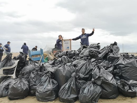 Лоренцо зарази хиляди италианци с кампанията си за чисти от пластмаса морета