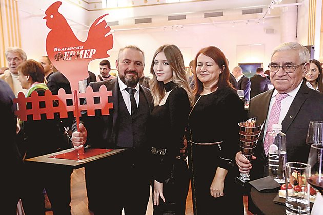 Носителят на голямата награда „Агробизнесмен на България" за 2023 г. инж. Рашид Узунов със семейството си.