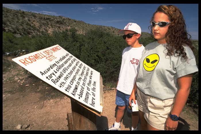 Момче и момиче разглеждат мястото на “катастрофиралата извънземна летяща чиния” по време на ежегодния фестивал, посветен на НЛО в Розуел.
СНИМКА: ГЕТИ ИМИДЖИС