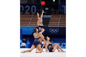 Стефани е протегнала ръце към олимпийското злато в миг от съчетанието с топки в Токио - заедно с Ерика Зафирова и Лаура Траатс. СНИМКА: ЛЮБОМИР АСЕНОВ, LAP.BG