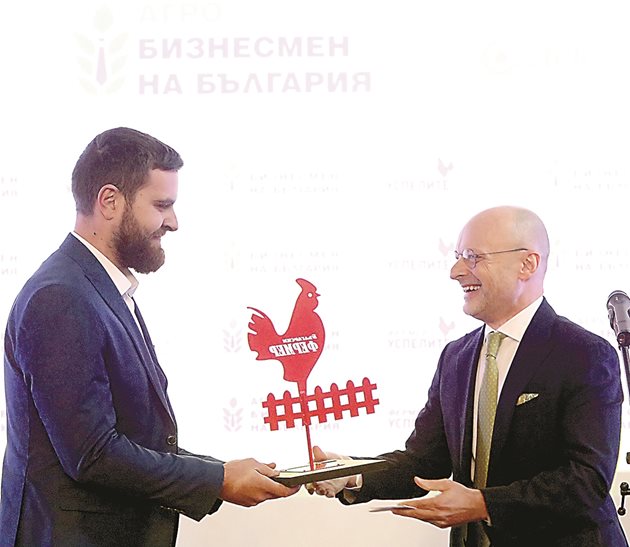 Председателят на управителния съвет на „Банка ДСК" Тамаш Хак-Ковач (вдясно) награди Георги Мутафчиев от биоферма „Козле"