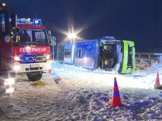 Двама загинаха и четирима са ранени при катастрофа с автобус в Германия