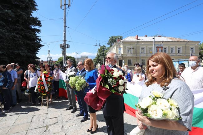 Кметът на София Йорданка Фандъкова по време на честванията по случай рождението на Иван Вазов СНИМКИ: Николай Литов