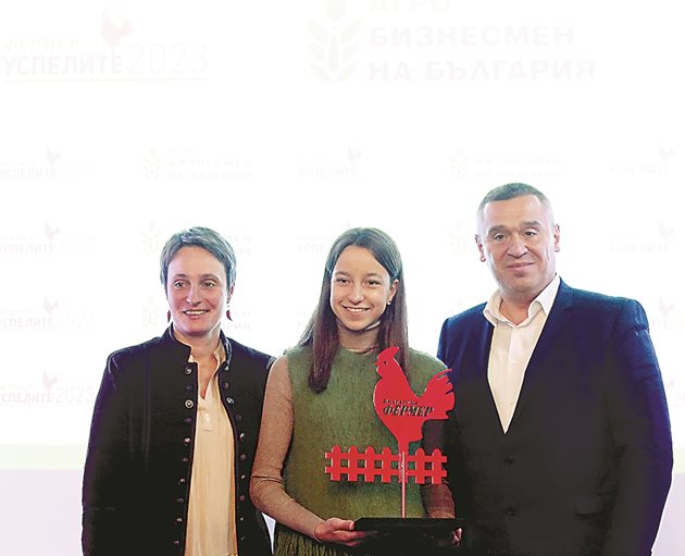 Директорът на фонд „Земеделие" Георги Тахов заедно с победителите от детска ферма „Кеффа" на „Фермерска мандра" от село Строево Мария Василева и нейната 14-годишна дъщеря.