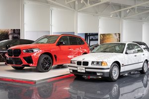 Първото BMW, произведено в САЩ - 318i, заедно с 5-милионното - X5 M, в завода в Спартанбърг, Южна Каролина
Снимка: производителите