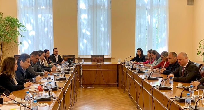 Министърът на транспорта Росен Желязков инициира срещу с телекомите и Комисията за регулиране на съобщенията и МРРБ.