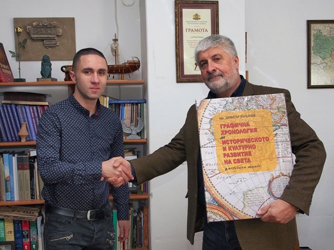 Димитър Върбанов-младши подарява екземпляр от книгата на дядо си на шефа на историческия музей във Велико Търново Иван Църов.