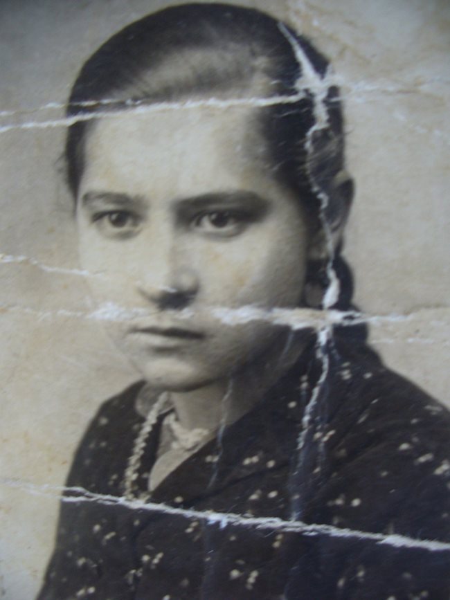 Снимката  на Мария Мирчева от първия й паспорт. 
Снимка: Личен архив