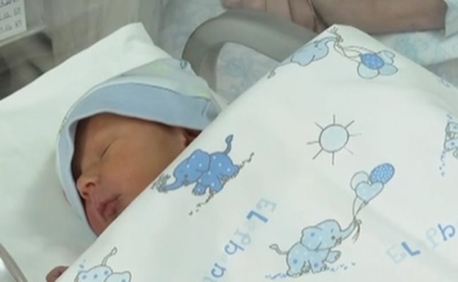 В родилното отделение на бургаската болница „Дева Мария“ на 3 Март на бял свят се появява малкият Михайло 