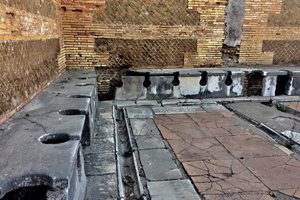Обществени тоалетни, открити в Остия Антика, до Рим
