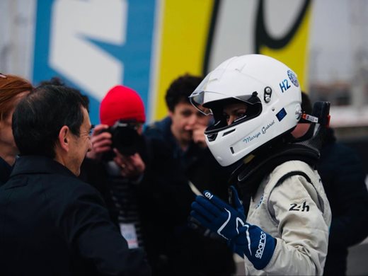 Мария Габриел тества спортен водороден автомобил на състезателна писта във Франция