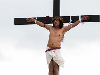 Филипинци се приковават на кръстове, за да пресъздадат разпъването на Христос (Снимки)