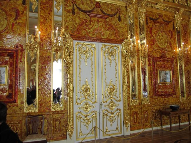 Така изглежда днес реконструираната Кехлибарена стая в Екатерининския дворец край Санкт Петербург, Русия.