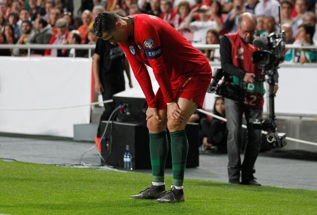 Роналдо напусна терена контузен още в началото на мача