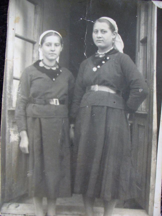Мария /вляво/, преди да се омъжи, с приятелката си Бона Гатева на събор в севлиевското село Шумата.
Снимка: Личен архив

