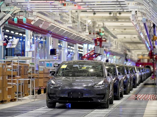 "Тесла" спира производство в завода си в Шанхай заради проблеми с доставките, според източници