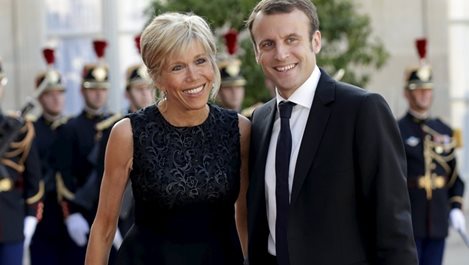 Фаворитът за френски президент четвърт век по-млад от жена си