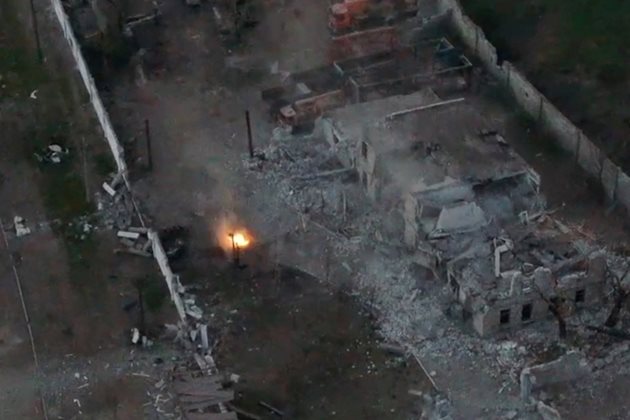 Изглед от въздуха показва експлозия на фона на инвазията на Русия в Украйна, в комплекса "Азовстал".
Снимки: Ройтерс