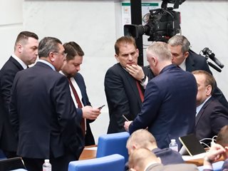 На таблото в парламента ще пише 3 пъти ДПС, избраниците (без Петков) няма да се тестват за дрога и алкохол